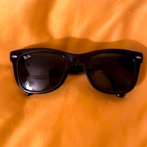 Polished Black folding Ray-Ban classic wayfarers. No scratches. With case!
